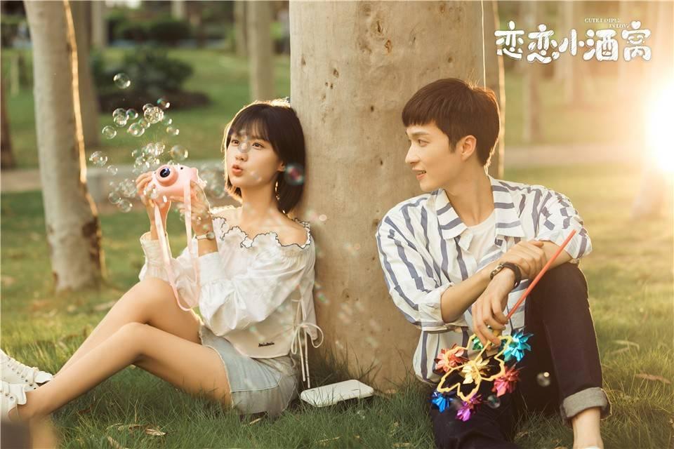 她看起来是不是有点土？